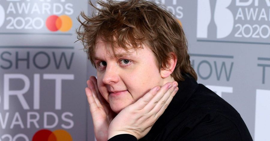 Lewis Capaldi Vertreibt Sich Die Quarantane Mit Memes