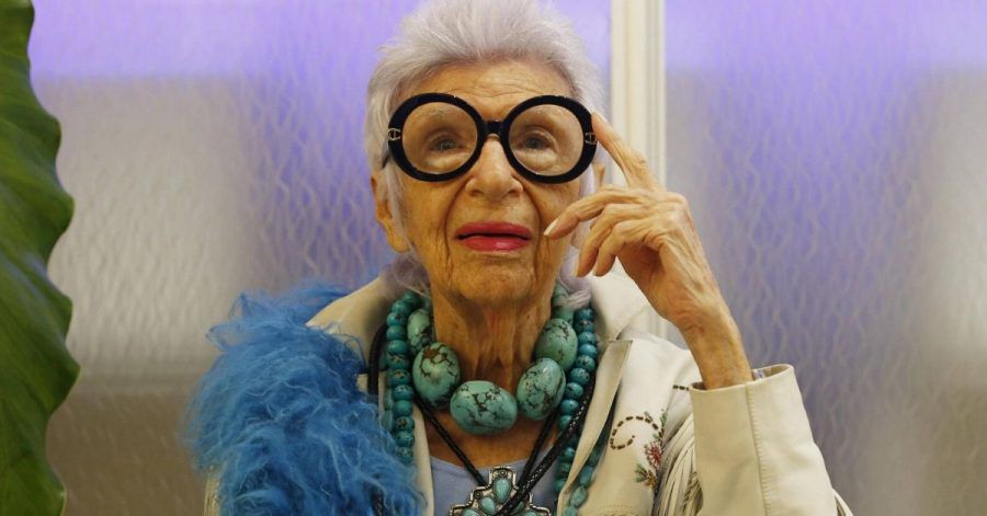 Mode Omi Iris Apfel 98 Kommt Mit Biografischem Malbuch