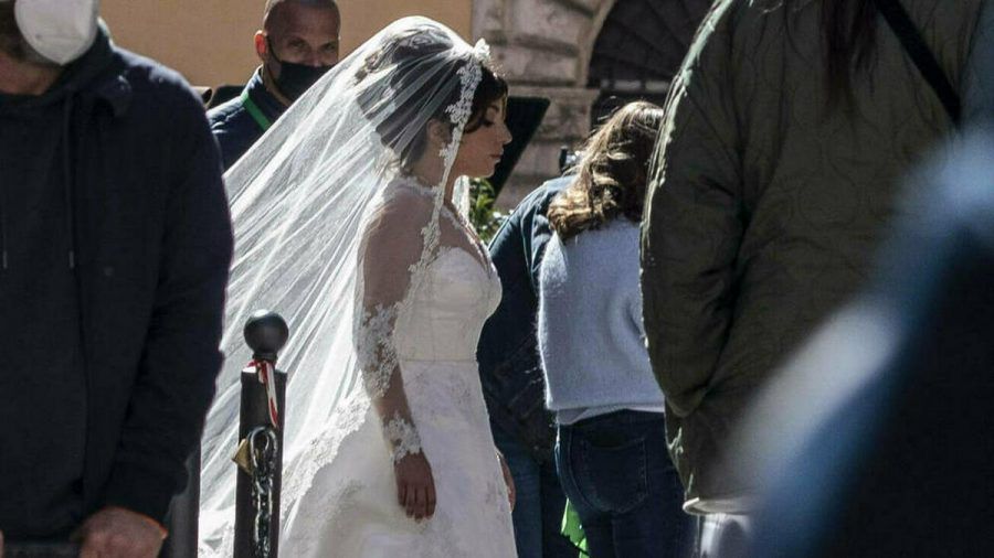 Lady Gaga Spaziert Im Brautkleid Durch Rom