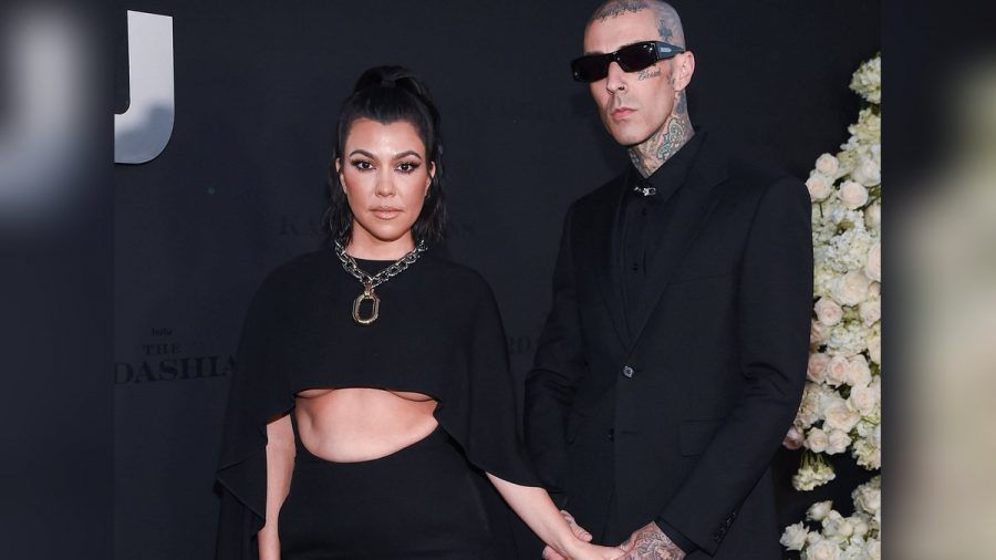 Underboob, Sonnenbrille und ganz viel Schwarz: Kourtney Kardashian und Travis Barker. (mia/spot)