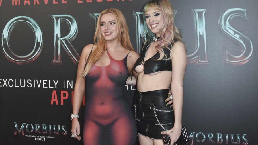 Bella Thorne und ihre Schwester bei der "Morbius"-Premiere