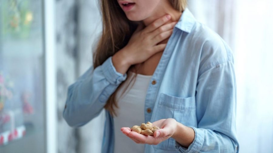 Mädchen mit Ernuss-Allergie ( Symbolbild)