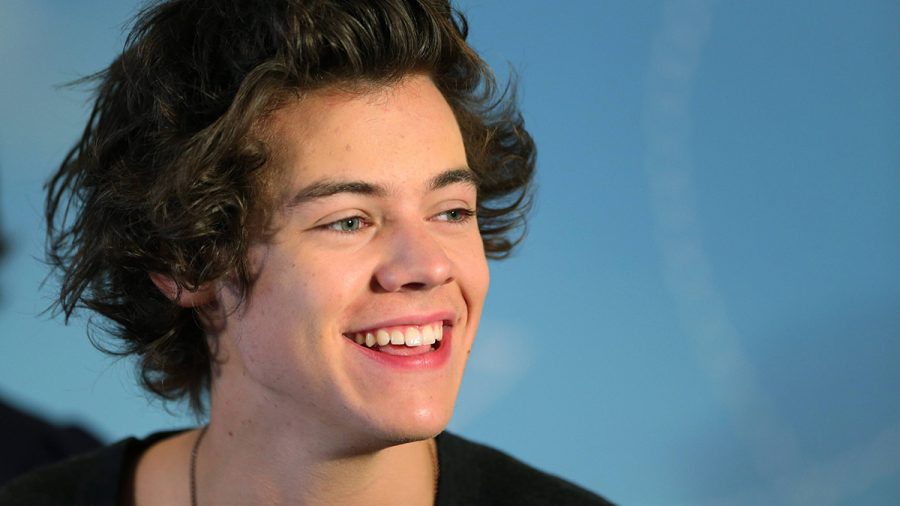 Harry Styles lächelt