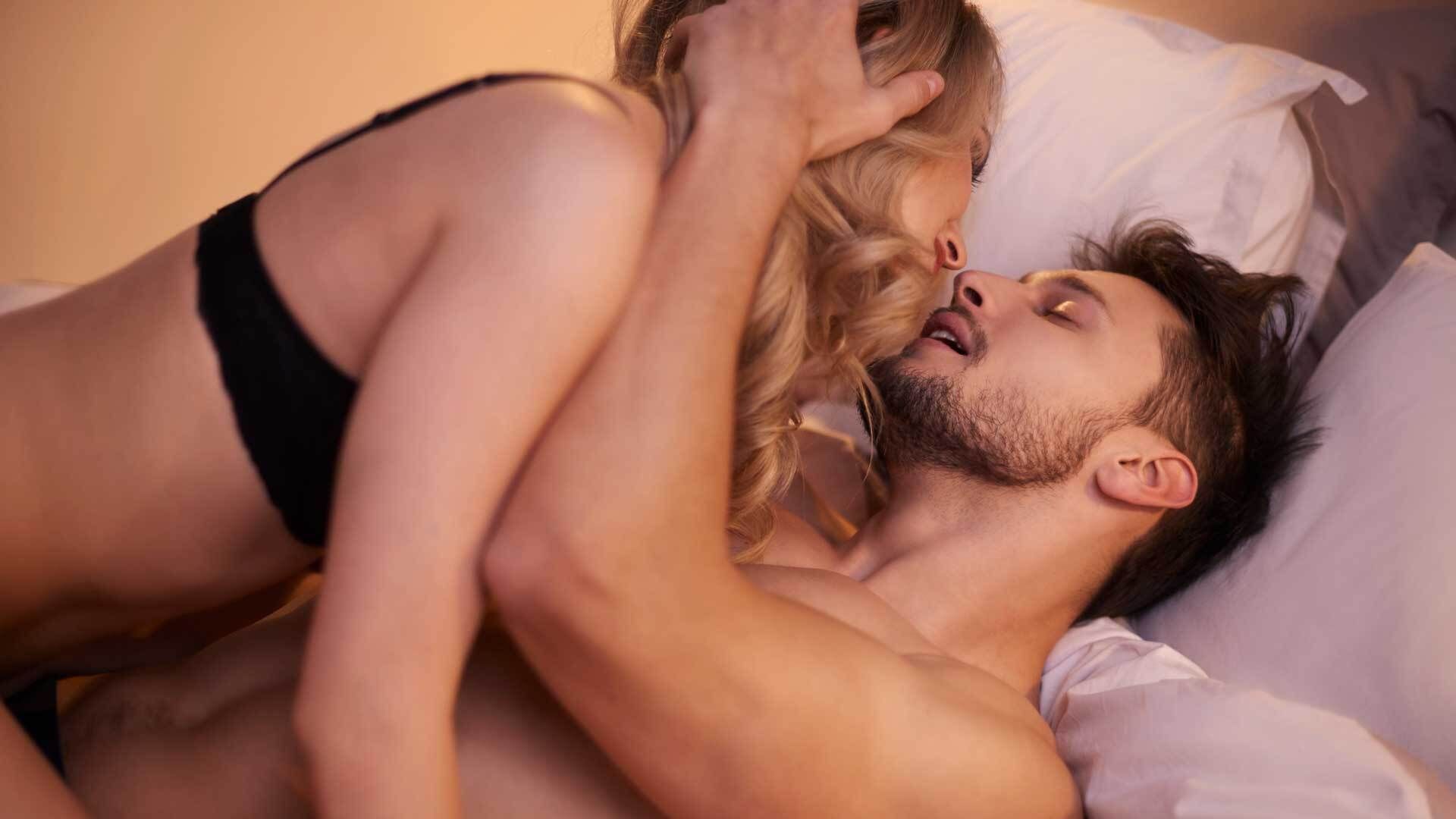 Sexy Blondine Bringt Ihren Freund In Der Küche Zum Orgasmus