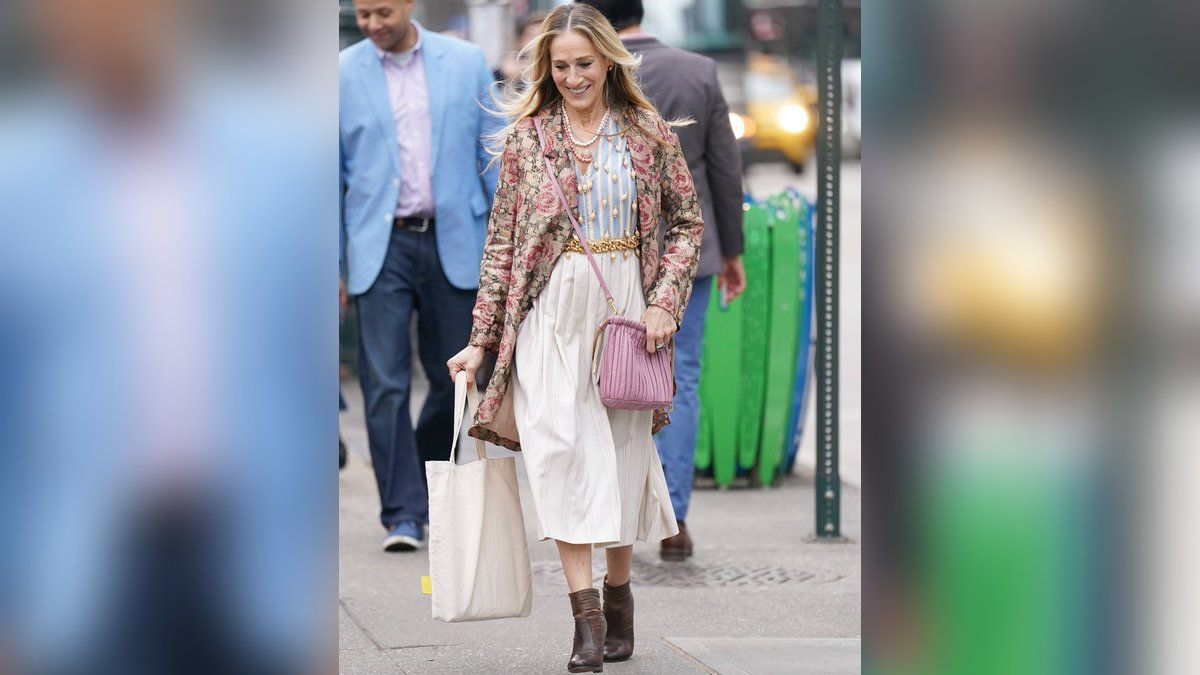 breach of style!  This is how Sarah Jessica Parker combines stripes, flowers and pearls