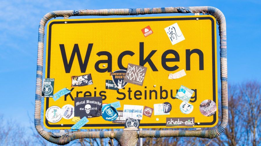 Beliebter Fotohintergrund für Metal-Jünger aus aller Welt: Das Ortseingangsschild von Wacken (tj/spot)