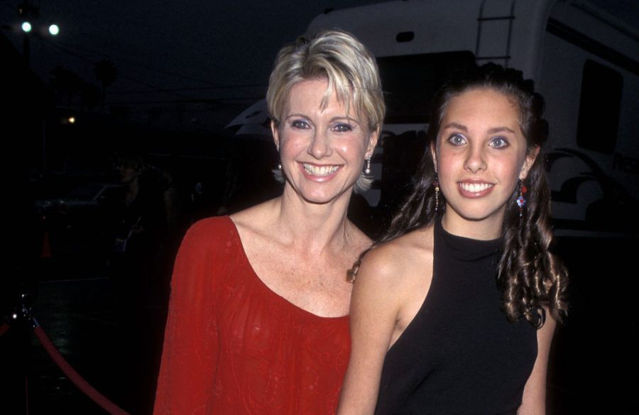 Olivia Newton-John and Chloe Lattanzi - 2000 American Music Awards - Los Angeles - GETTY BangShowbiz