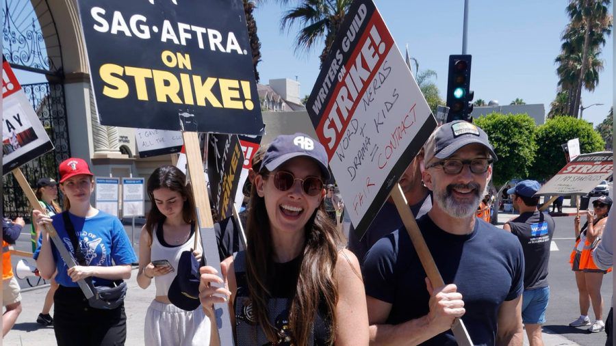 Auch Hollywood-Stars wie Alison Brie beteiligen sich an den Streiks. (stk/spot)