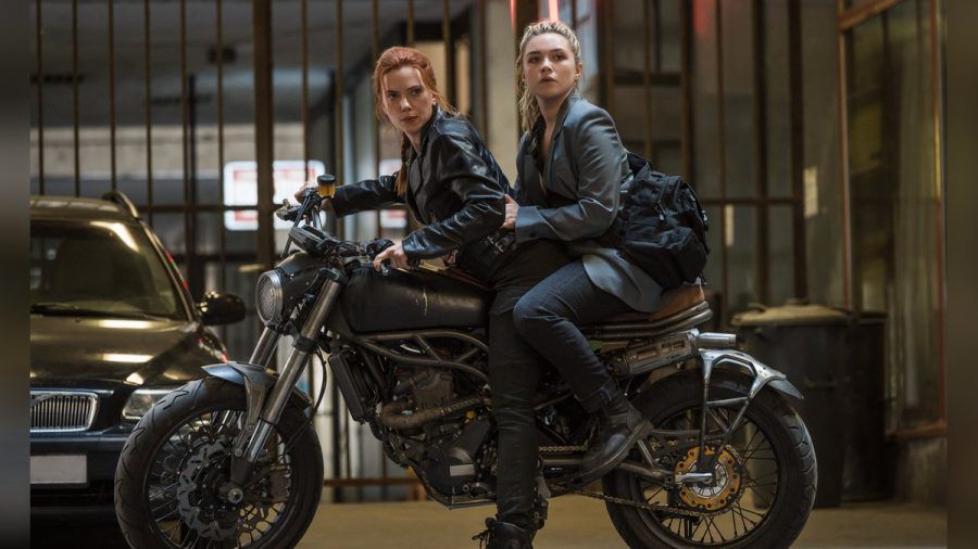 Scarlett Johansson und Florence Pugh (r.) spielen die Hauptrollen in "Black Widow". (lau/wag/spot)