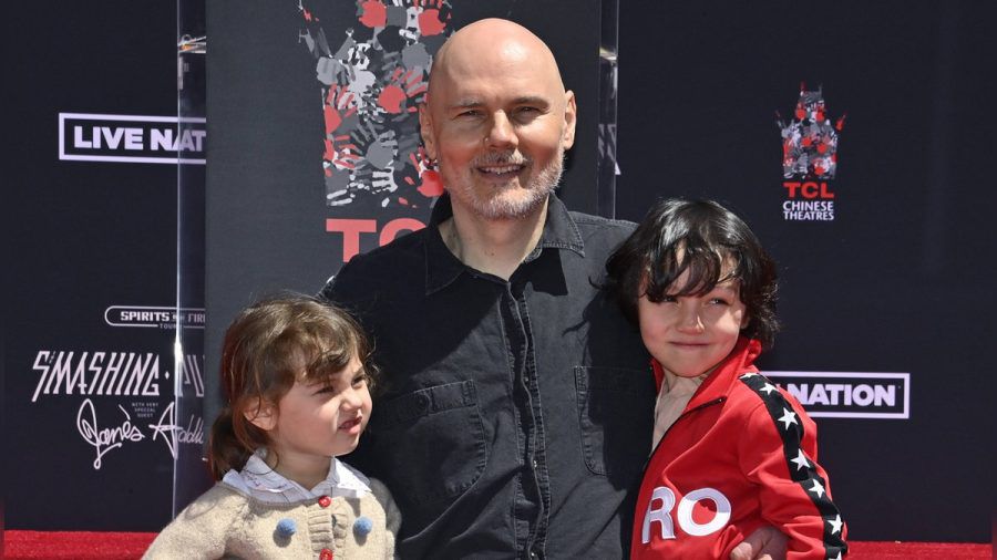 Billy Corgan 2022 mit seinen Kindern Philomena und Augustus. Jetzt ist er mit deren Mutter verheiratet. (smi/spot)