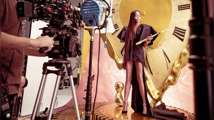 Naomi Campbell feiert ebenfalls Jubiläum mit "The Cal": Sie posierte zum fünften Mal für den legendären Pirelli-Kalender. Prince Gyasi setzte sie zum Motto "Timeless" vor einer großen Uhr in Szene. (ae/spot)