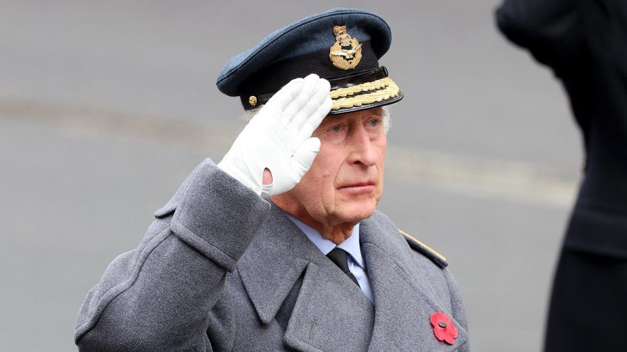 König Charles III. während des National Service of Remembrance mit einer symbolischen Mohnblume. (wue/spot)