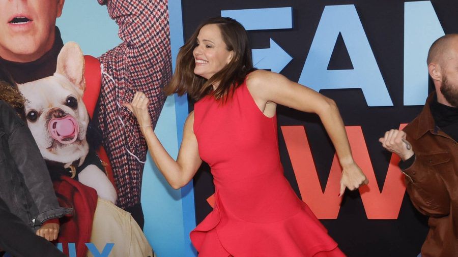 Sie hat offensichtlich Spaß: Jennifer Garner präsentiert sich passend zum Film-Genre humorvoll. (juw/spot)