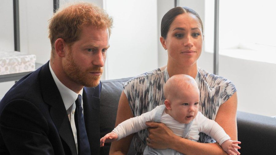 Prinz Harry und Herzogin Meghan mit ihrem Sohn Archie im Jahr 2019. (eee/spot)