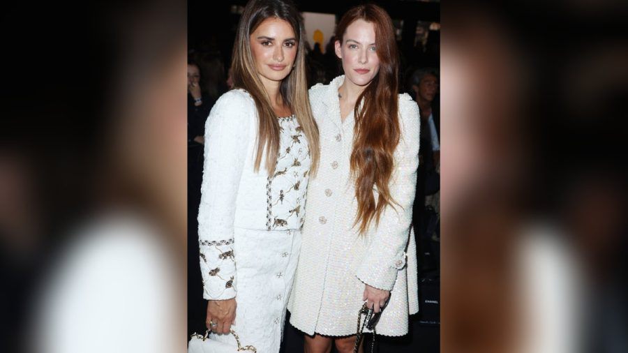 Penélope Cruz (li.) und Riley Keough bei der Chanel-Show in Paris. (eee/spot)