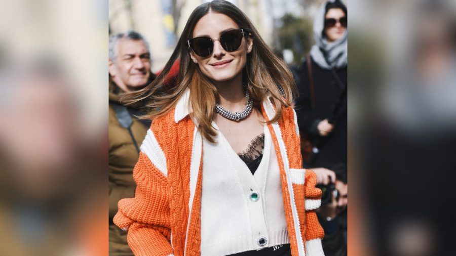 Besonders stylisch lässt sich ein Cardigan mit V-Ausschnitt durch gekonntes Layering in Szene setzen wie hier bei Olivia Palermo. (the/spot)