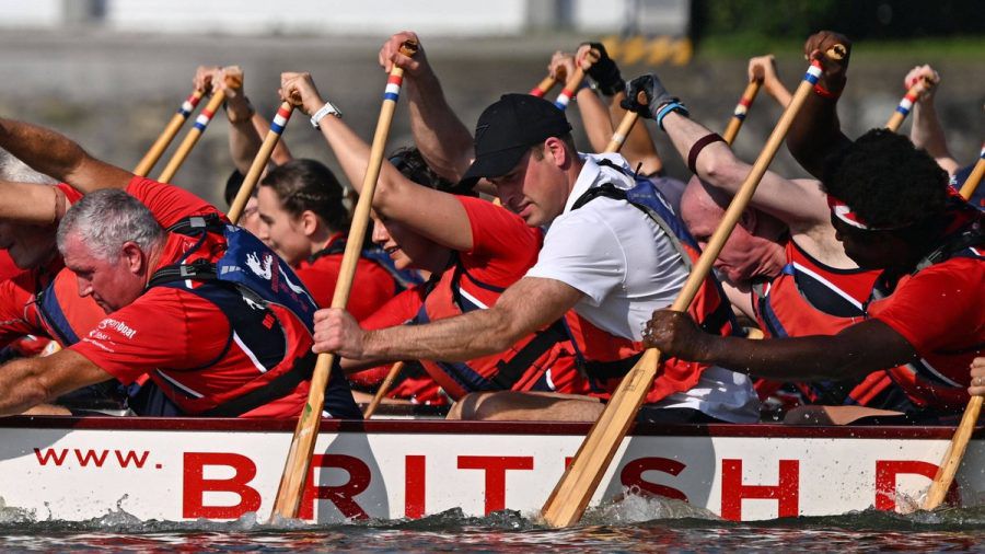 Prinz William am Ruder im Drachenboot der British Dragons in Singapur. (the/spot)