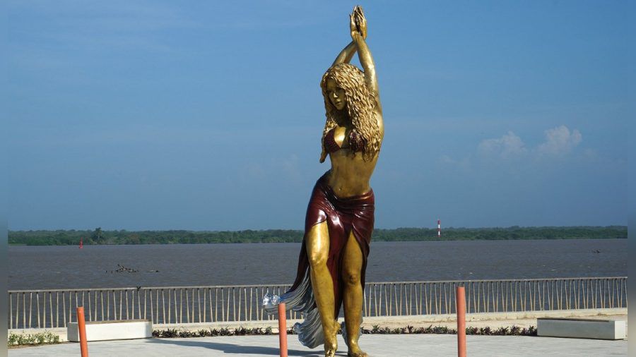 Shakira ist in ihrer Heimatstadt in Kolumbien mit einer riesigen Statue samt Hüftschwung geehrt worden. (the/spot)