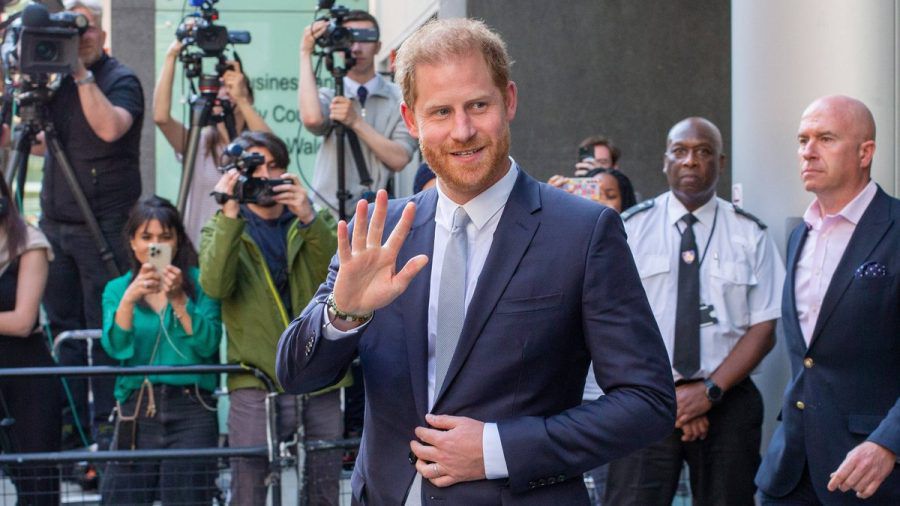 Prinz Harry verlässt im Juni das Gerichtsgebäude in London. (the/spot)