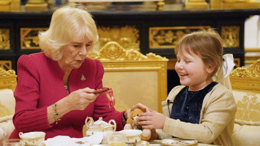 Königin Camilla und die siebenjährige Olivia genießen gemeinsam Tee auf Schloss Windsor. (the/spot)