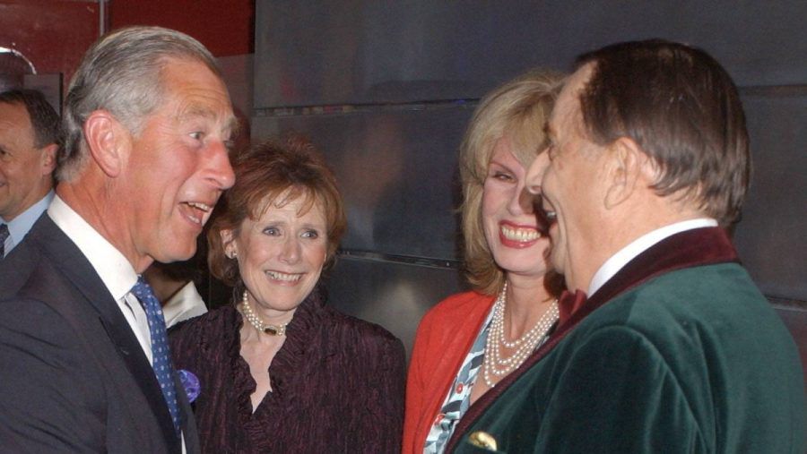 Der heutige König Charles III. (l.) und Barry Humphries trafen in den vergangenen Jahrzehnten mehrfach aufeinander. (wue/spot)