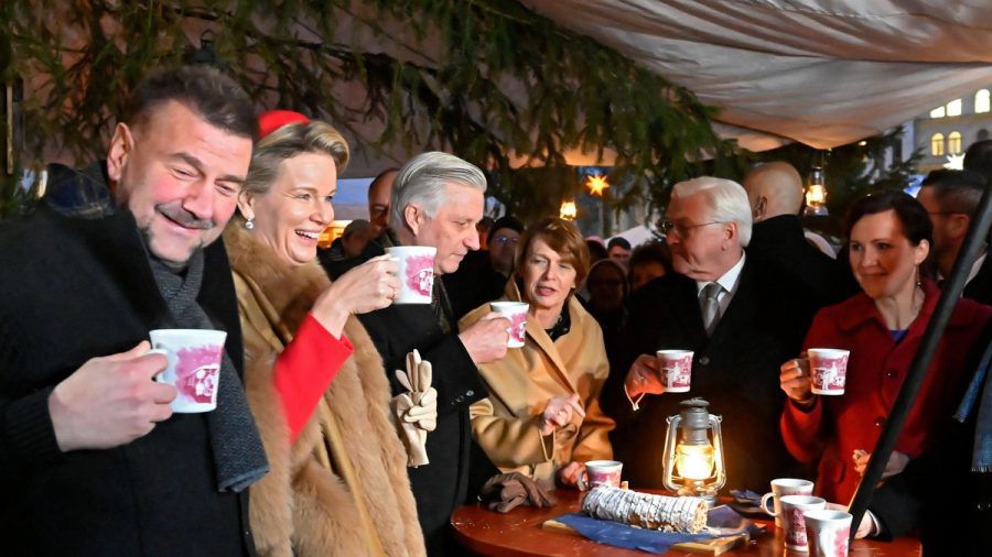 Von links: Königin Mathilde, König Philippe, Elke Büdenbender und Bundespräsident Frank-Walter Steinmeier auf dem Weihnachtsmarkt in Dresden. (ncz/spot)