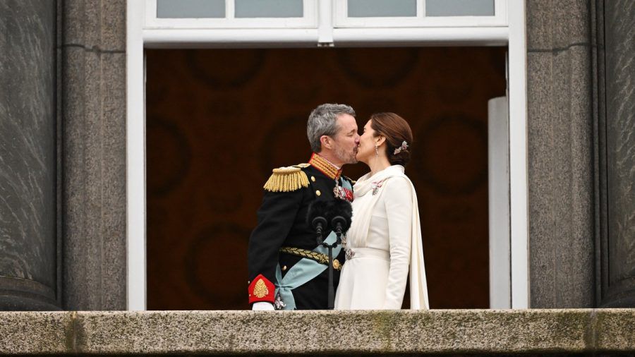 König Frederik X. und Königin Mary besiegeln den Thronwechsel mit einem Kuss. (ncz/spot)