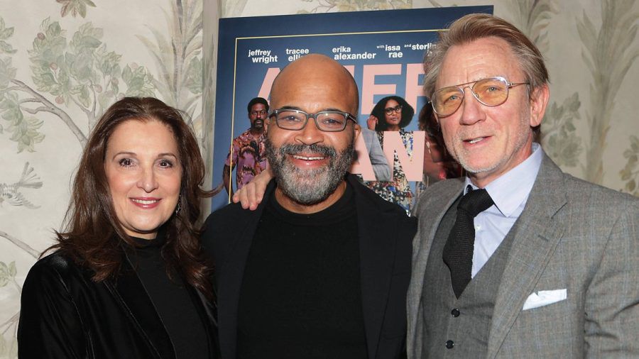 Daniel Craig (r.) neben Jeffrey Wright und "Bond"-Produzentin Barbara Broccoli. (stk/spot)