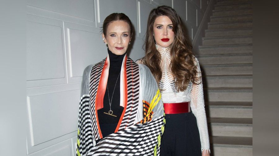 Lynda Carter und ihre Tochter Jessica Altman entschieden sich bei ihren Looks für die Farben Schwarz, Rot und Weiß. (ae/spot)