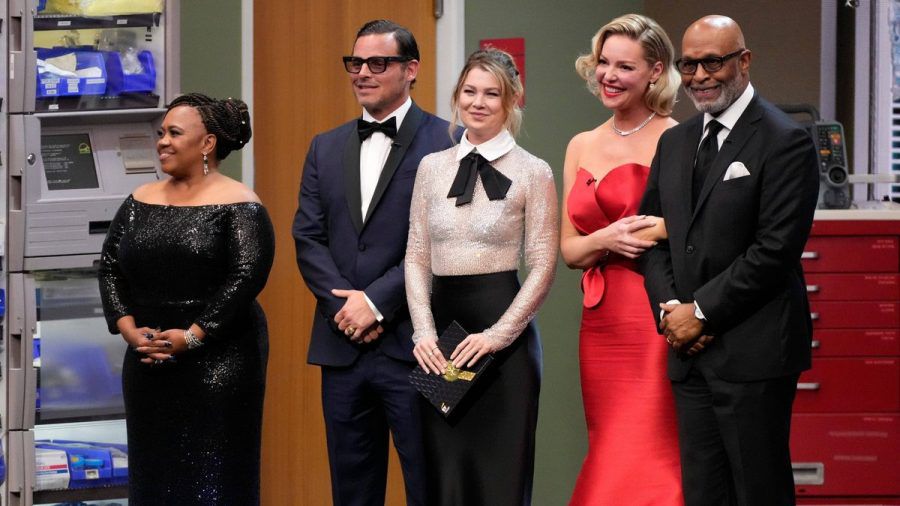 Wiedersehen auf der Emmy-Bühne: Chandra Wilson, Justin Chambers, Ellen Pompeo, Katherine Heigl und James Pickens (v.l.). (ncz/spot)