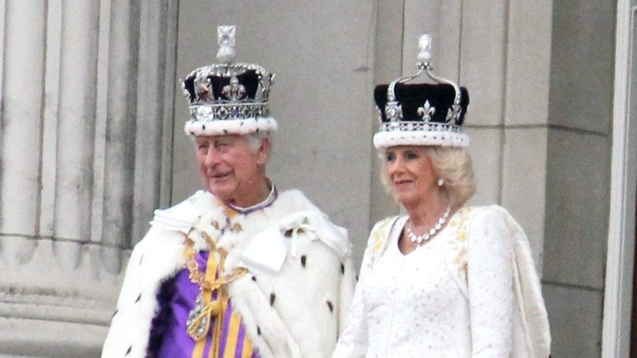 Großer Moment: Nach der Krönung zeigte sich das Königspaar dem Volk auf dem Balkon des Buckingham Palastes. (ae/spot)