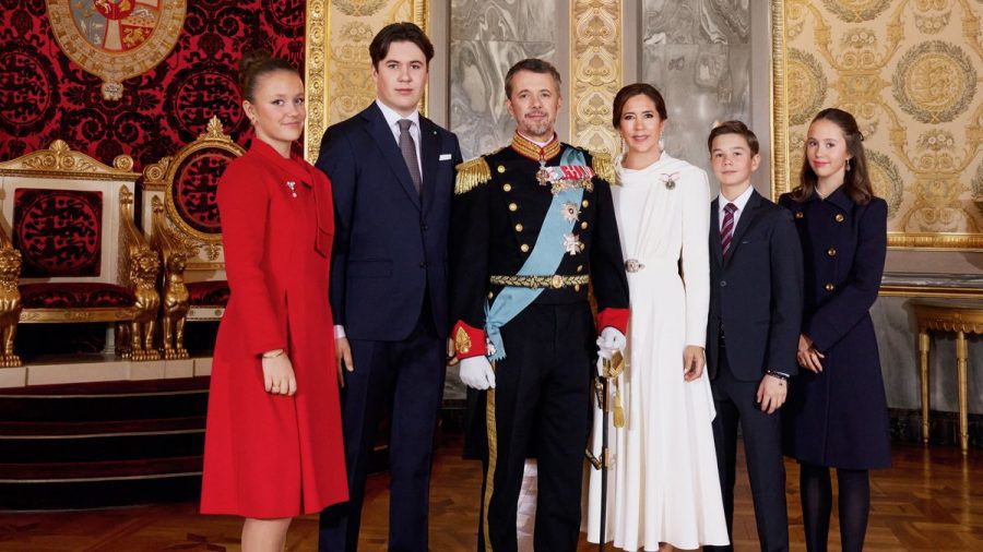 Das Königspaar Frederik X. und Mary umgeben von seinen vier Kindern Prinzessin Isabella, Kronprinz Christian, Prinz Vincent und Prinzessin Josephine (v.l.n.r.). (stk/spot)