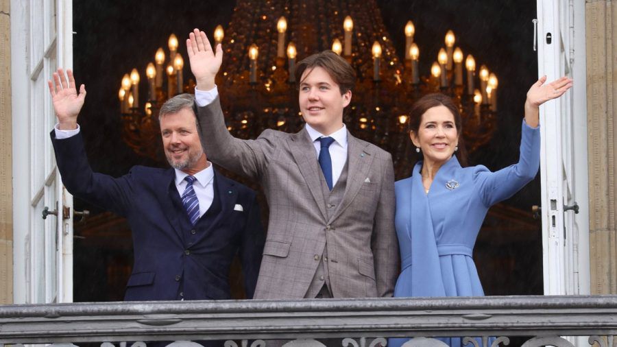 Kronprinz Frederik (l.), Prinz Christian und Kronprinzessin Mary bekommen am 14. Januar neue Titel. (ili/spot)