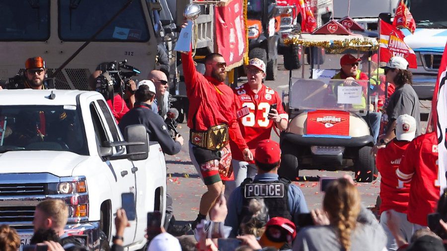 Hier war noch alles fröhlich: Travis Kelce ließ sich bei der Parade in Kansas City von den Fans feiern. (ili/spot)