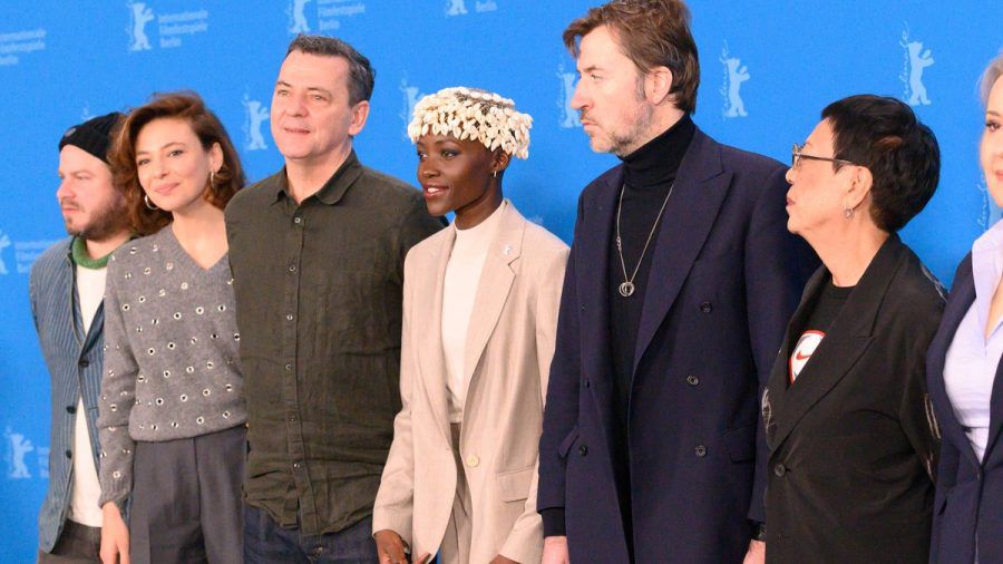 Lupita Nyong'o in der Mitte mit ihren Jury-Kollegen bei der Berlinale. (eee/spot)