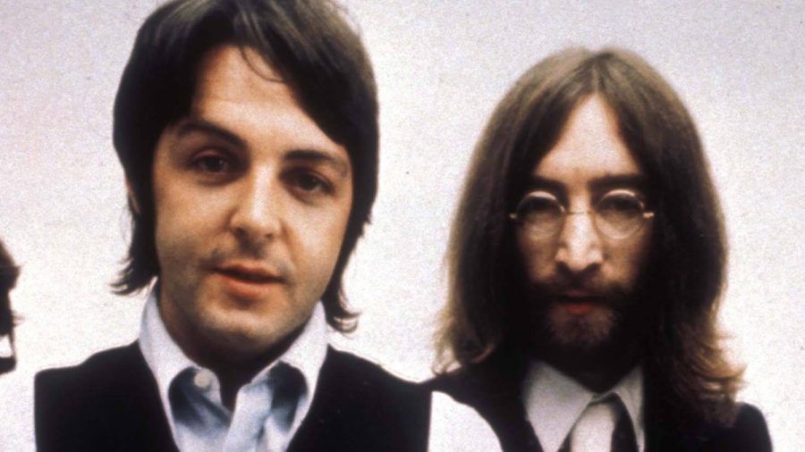 Paul McCartney (l.) erinnert sich noch gut an die Unsicherheiten seines Bandkollegen John Lennon. (juw/spot)