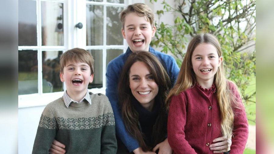 Prinzessin Kate im Kreise ihrer Kinder auf dem manipulierten Muttertags-Foto. (tj/spot)