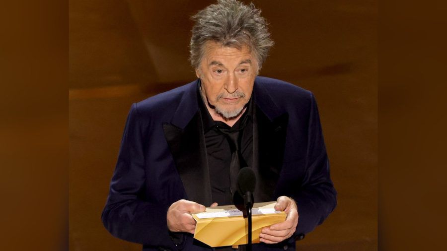 Al Pacino erklärte "Oppenheimer" auf denkbar unspektakulärste Weise zum großen Gewinner des Abends. (lau/spot)