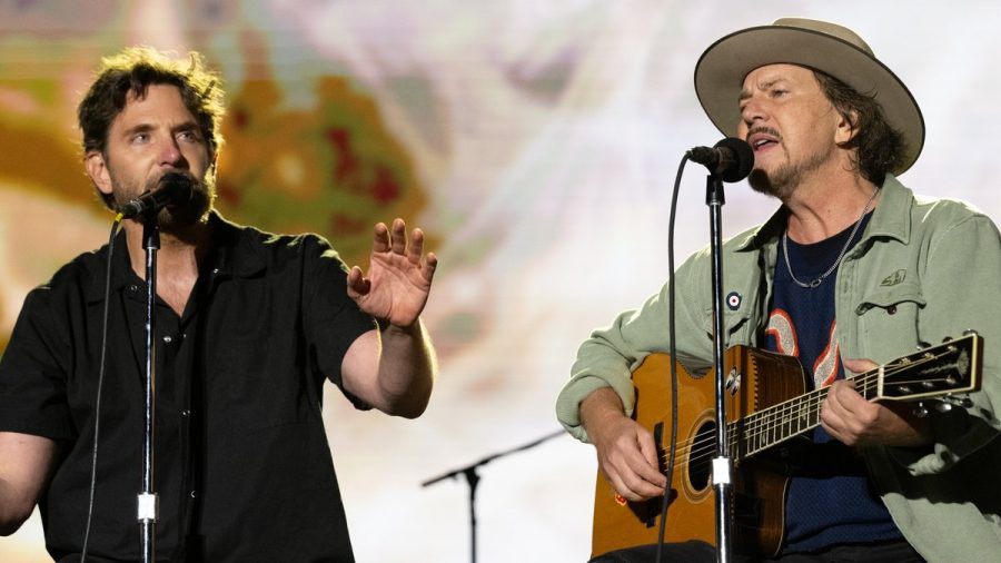 Bradley Cooper (l.) und Eddie Vedder sangen beim BottleRock-Festival ein Duett. (eyn/spot)
