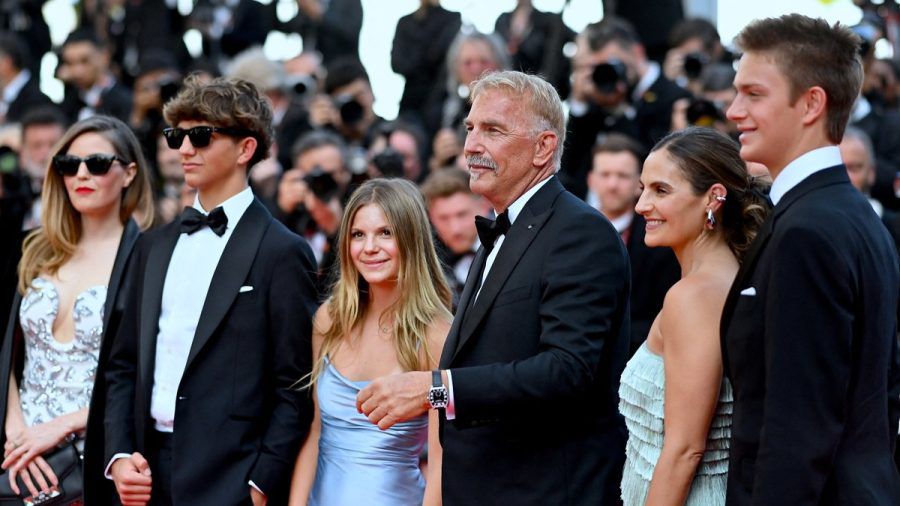 Stolzer Vater: Kevin Costner inmitten seiner Kinder Lily (v.l.), Hayes, Grace Avery, Annie und Cayden Wyatt in Cannes. (ae/spot)