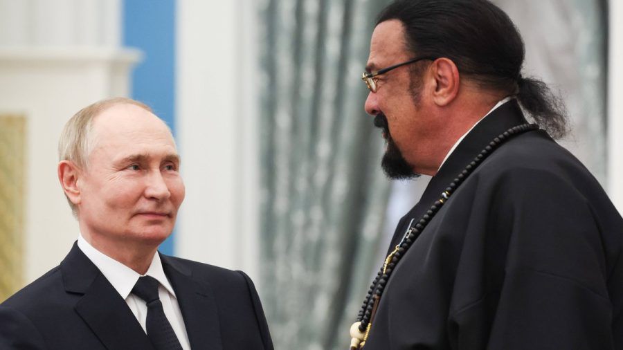 Wladimir Putin ehrte Steven Seagal in Moskau. (smi/spot)