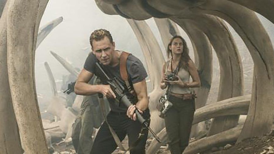 "Kong: Skull Island": James Conrad (Tom Hiddleston) und Mason Weaver (Brie Larson) legen sich mit dem Riesenaffen an. (hub/spot)