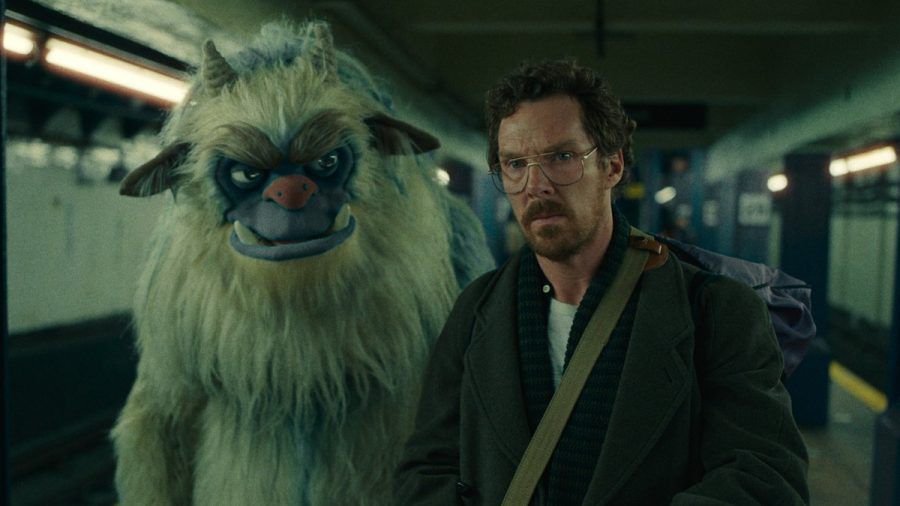 Benedict Cumberbatch als Vincent mit dem titelgebenden Monster in "Eric". (smi/spot)