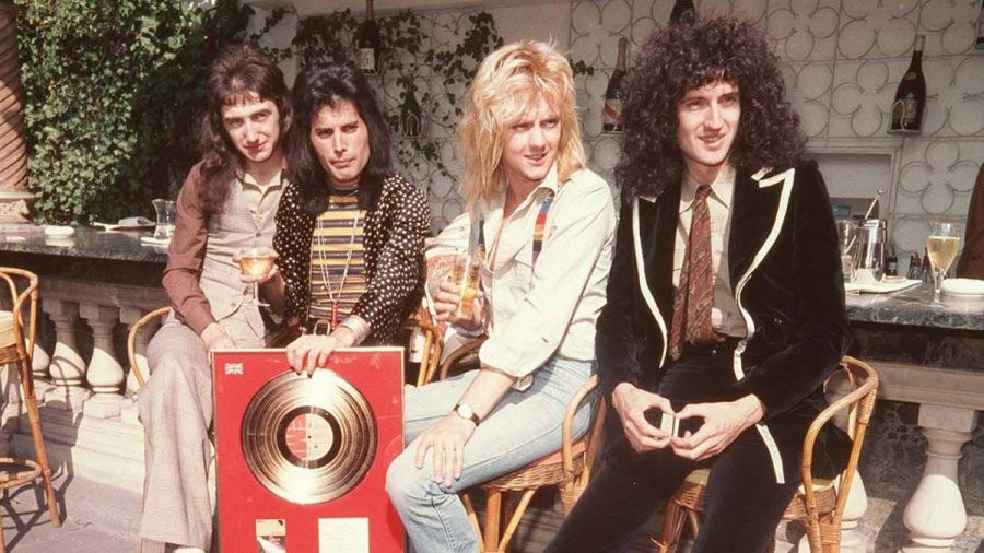 Freddie Mercury mit seiner Band Queen und goldener Schallplatte im Jahr 1976 - ihre Hits könnten bald Sony Music gehören. (tj/spot)