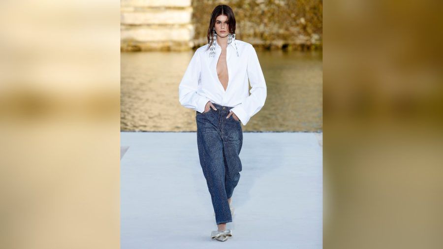 Topmodel Kaia Gerber im angesagten Jeans-Look bei der Couture-Show von Valentino in Paris. (the/spot)