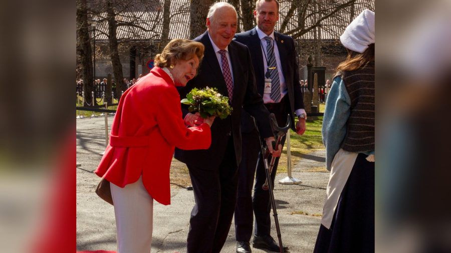 Königin Sonja und König Harald V. von Norwegen bei ihrem Auftritt in Kongsberg. (eee/spot)