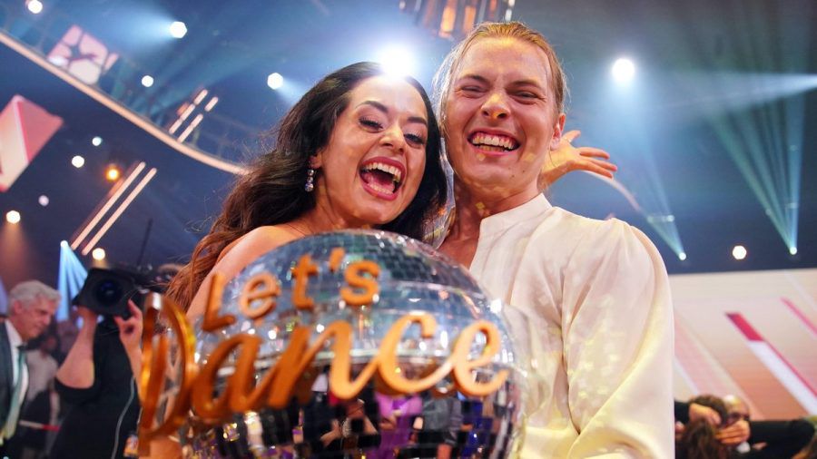 Überglücklich: Gabriel Kelly und Malika Dzumaev nach ihrem Sieg der "Let's Dance"-Staffel 2024. (ae/spot)