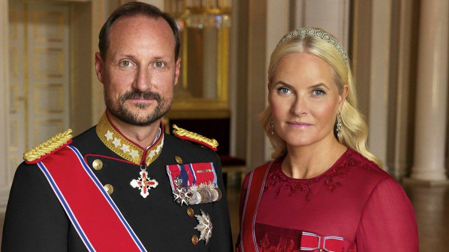 Kronprinz Haakon von Norwegen und Kronprinzessin Mette-Marit auf dem neuen Porträt des Königshauses. (lau/spot)