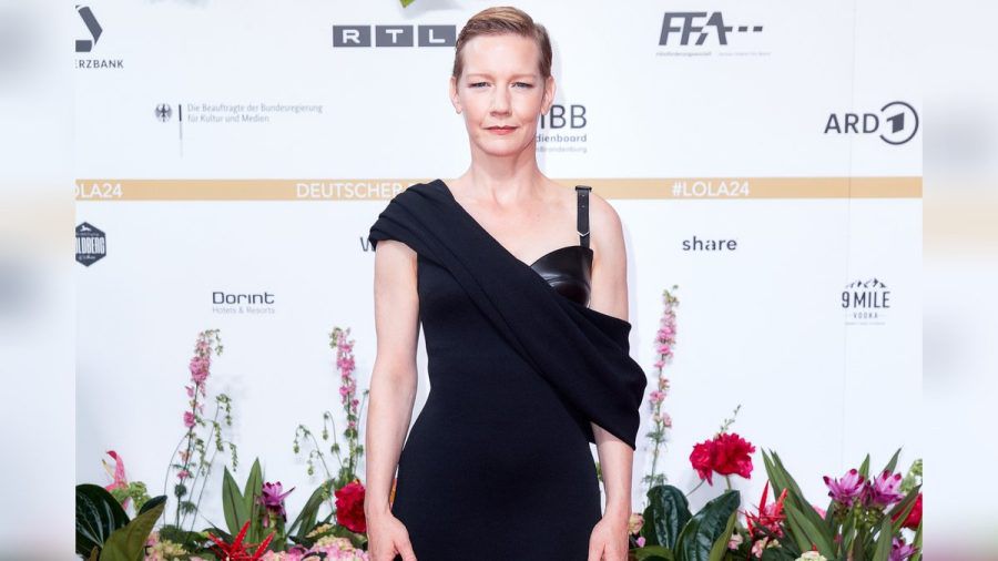 Schlicht, aber alles andere als langweilig: Sandra Hüller beim Deutschen Filmpreis. (mia/spot)