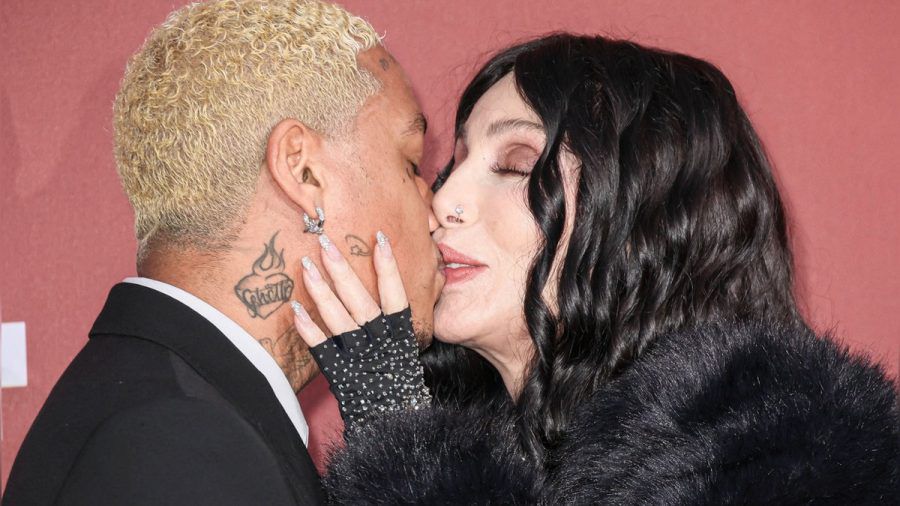 Cher küsst ihren Freund Alexander Edwards auf der amfAR-Gala in Cannes. (hub/spot)